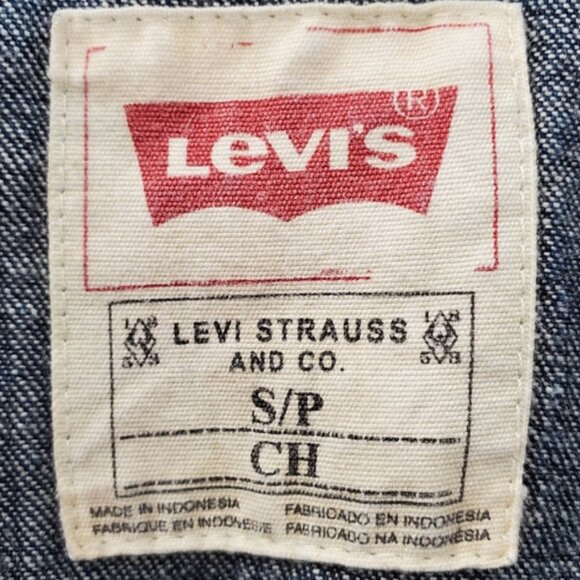 Levi's Classic Western Slim Fit Button Up Shirt - Picture 8 of 10